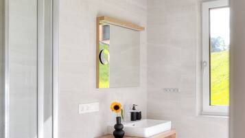 Set di cortesia gratuito, asciugacapelli, asciugamani, sapone