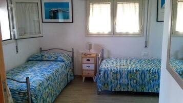4 slaapkamers, een strijkplank/strijkijzer, gratis wifi, beddengoed