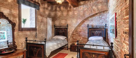 6 bedrooms, free WiFi, bed sheets