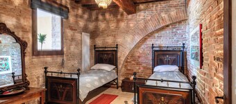 Tuscany - Townhouse - Sleeps 18 - Garden Near Lake