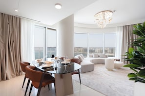 Deluxe Apartment, 2 Bedrooms, Beachside | Living area