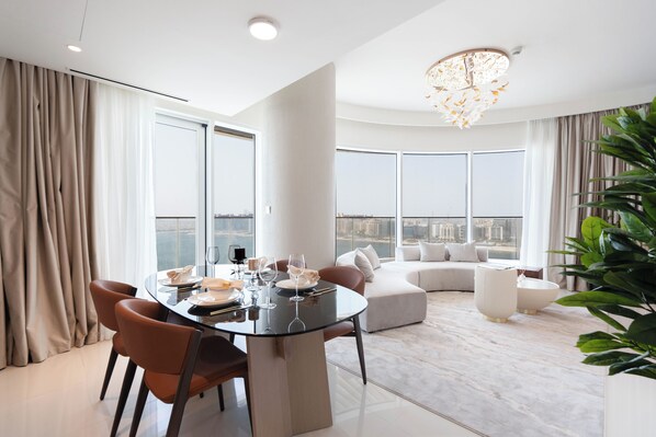 Deluxe Apartment, 2 Bedrooms, Beachside | Living area