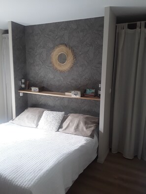 4 bedrooms, iron/ironing board, WiFi, bed sheets