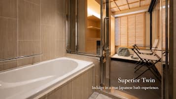 Habitación superior con 2 camas individuales | Baño | Pantuflas