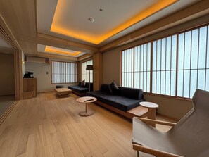 奢华四人房 | 起居区