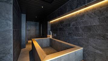 Luxury Quadruple Room | Bathroom