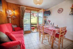 TV, DVD player, stereo - Appt 4 pers Morillon Village, Near télécabine, ski Grand Massif, TOUT A PIED (Morillon)