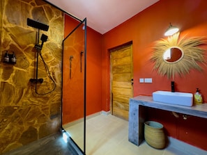 Shower, rainfall showerhead, hair dryer, towels - Starfish Garden Lodge (Jambiani)