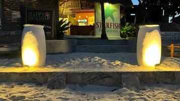 Petit déjeuner, déjeuner et dîner servis sur place, vue sur la plage