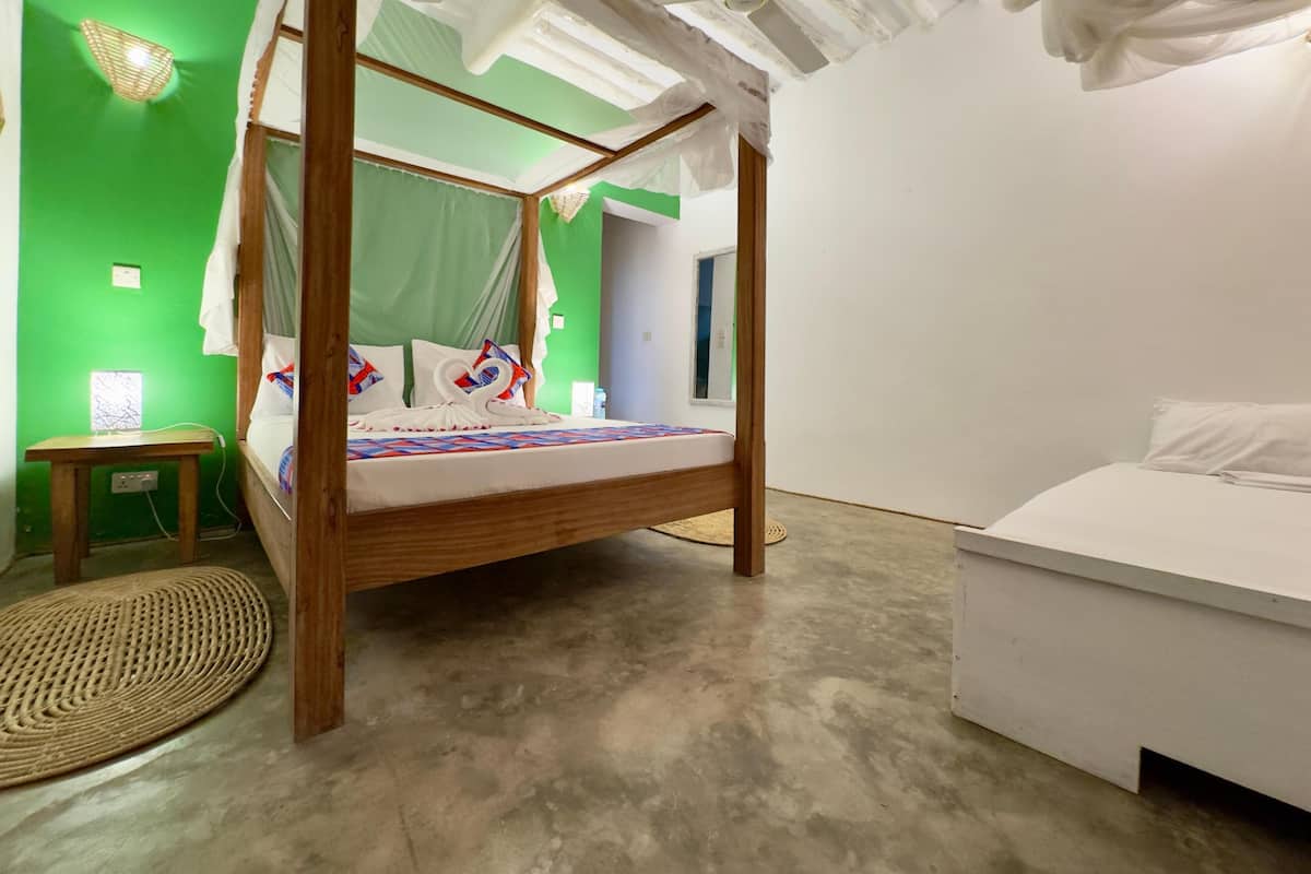 Family Double Room, Partial Ocean View | Blackout drapes