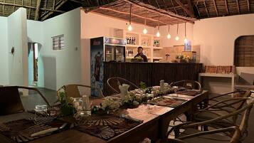 Petit déjeuner, déjeuner et dîner servis sur place, vue sur la plage