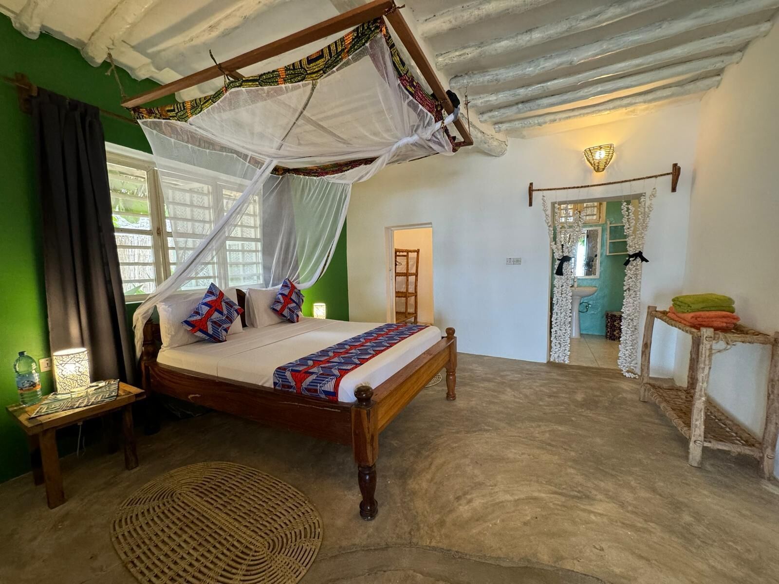 Bungalow familiar, vista al océano | Decoración personalizada, muebles diferentes y cortinas blackout 