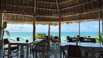 Petit déjeuner, déjeuner et dîner servis sur place, vue sur la plage