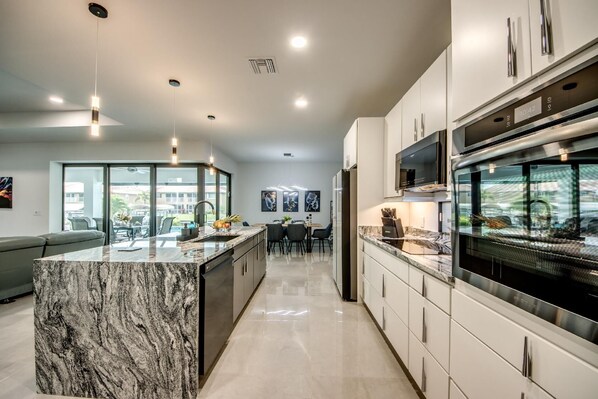 Fridge, microwave, oven, dishwasher - Ferienvilla 'Villa Rossi (Cape Coral)