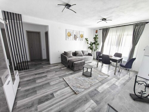 Cozy 1-bedroom apartment in charming Ploiești with fitness room, AC