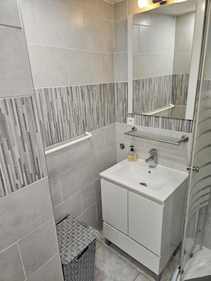 Room, Balcony, City View | Bathroom