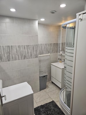 Habitación, balcón, vistas a la ciudad | Baño