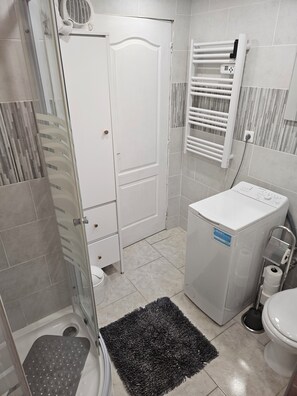 Room, Balcony, City View | Bathroom