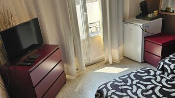 Room, Balcony, City View | Soundproofing, free WiFi