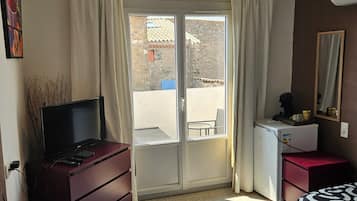Room, Balcony, City View | Soundproofing, free WiFi