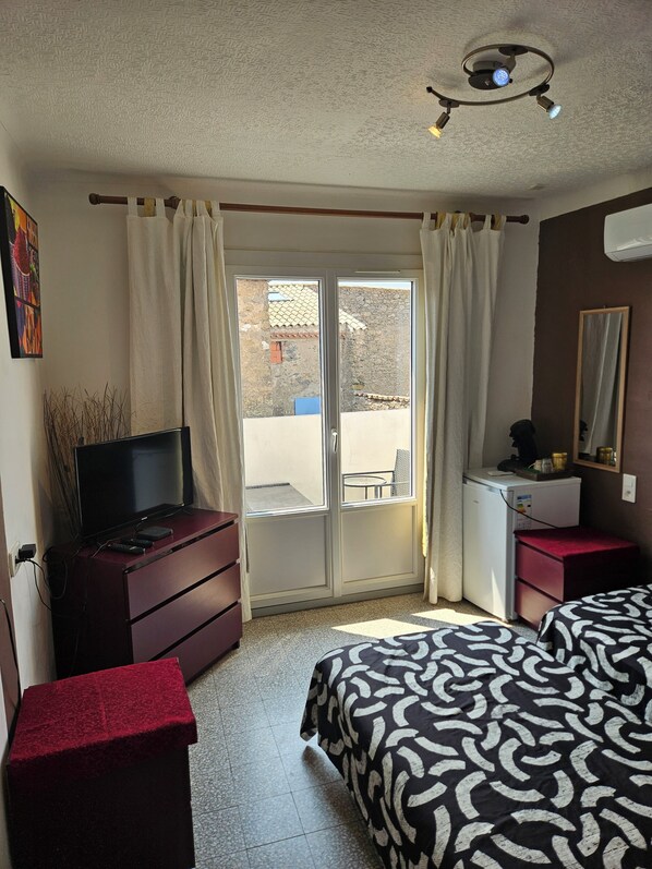 Room, Balcony, City View | Soundproofing, free WiFi