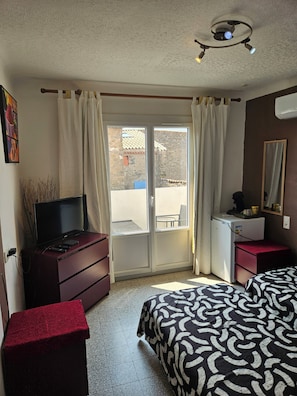 Habitación, balcón, vistas a la ciudad