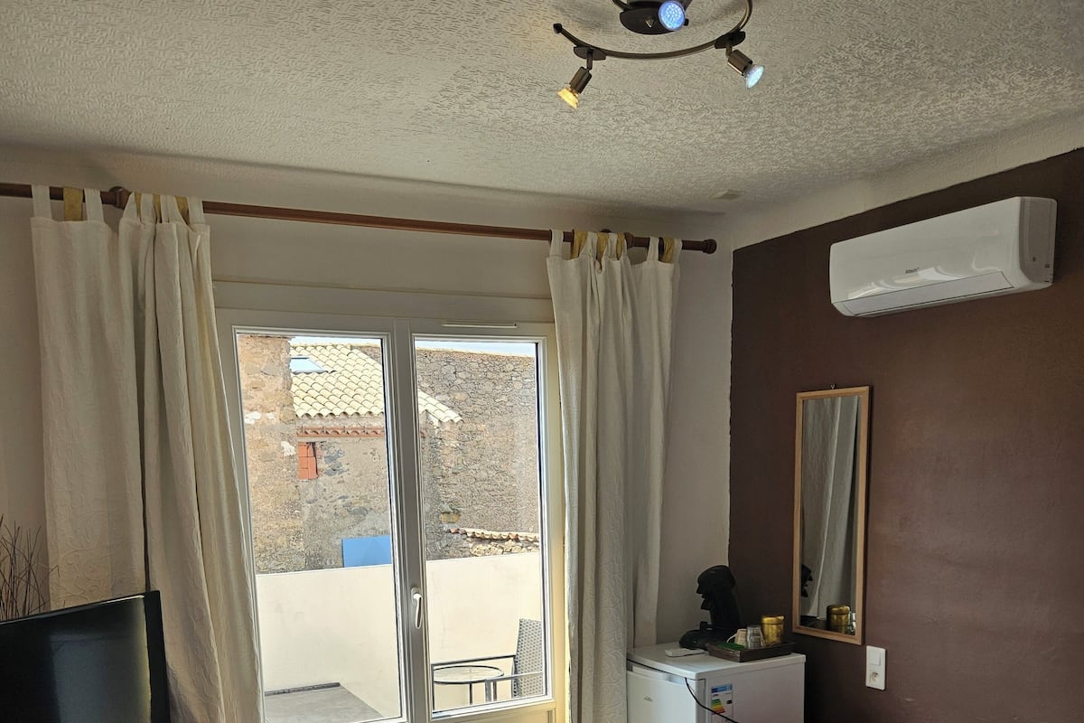 Room, Balcony, City View | Soundproofing, free WiFi
