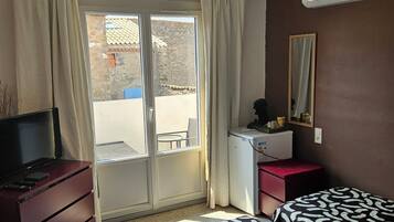 Habitación, balcón, vistas a la ciudad