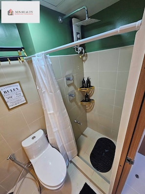 Haartrockner, Handtücher, Seife, Toilettenpapier