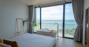 华丽双人房, 1 张特大床, 阳台, 海洋景观 | 迷你吧、客房内保险箱、办公桌、免费 WiFi