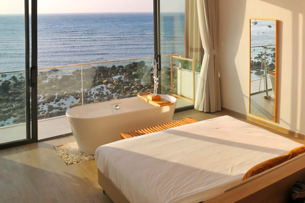 Doppia Deluxe, 1 letto king, balcone, vista oceano | Minibar, una cassaforte in camera, una scrivania, Wi-Fi gratuito