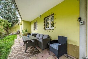 Outdoor dining - Apartment 'Green House' with Private Terrace, Private Garden and Wi-Fi (Neunkirchen)