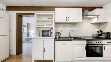 Een koelkast, een magnetron, een oven, een kookplaat