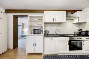 Refrigerador, microondas, horno, placa de cocina