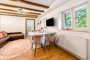 TV - Apartment 'Green House' with Private Terrace, Private Garden and Wi-Fi (Neunkirchen)