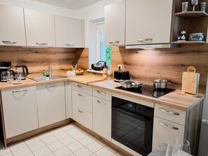 Kjøleskap, mikrobølgeovn, ovn og kokeplater