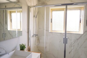 Een douche, een haardroger, een bidet, handdoeken