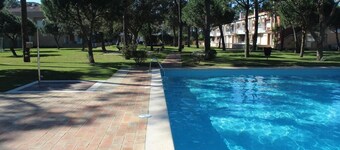 Apartment with indoor and outdoor pools, 10 minutes' walk from the beach