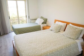 3 slaapkamers, een strijkplank/strijkijzer, wifi, beddengoed