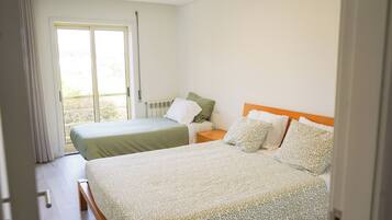 3 bedrooms, iron/ironing board, WiFi, bed sheets