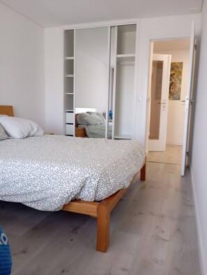 3 chambres, fer et planche à repasser, Wi-Fi, draps fournis