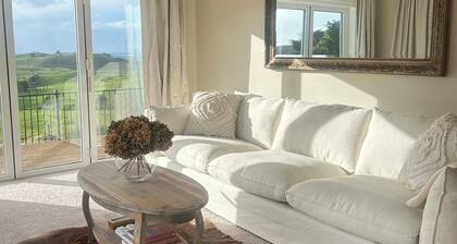 Western Heights offers 360 views, private trig walk, starlit skies and fireplace