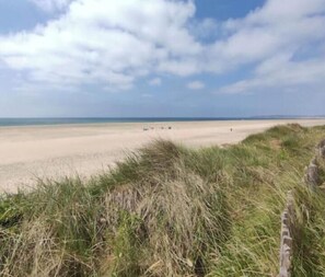 Beach nearby, sun-loungers - Cottage 100 m from the sea (Port-Bail-sur-Mer)