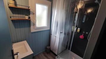 Shower, hair dryer, toilet paper