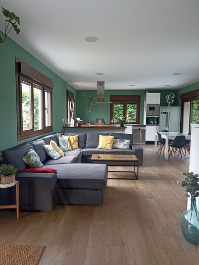 Beautiful and comfortable country house in Meirás, gated property.