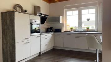 Frigorifero, microonde, forno, piano cottura