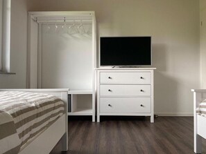 2 bedrooms, iron/ironing board, WiFi, bed sheets - Holiday Home 'Marlen' with Private Terrace, Private Garden and Wi-Fi (Naumburg)