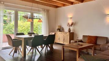 Una televisión, un reproductor estéreo