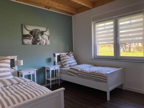 2 bedrooms, iron/ironing board, WiFi, bed sheets - Holiday Home 'Marlen' with Private Terrace, Private Garden and Wi-Fi (Naumburg)
