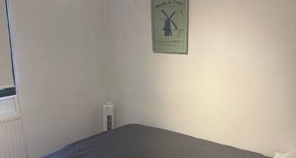 3 bed Home - Sleeps 9, Pool Table & Central Links